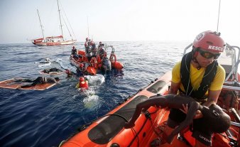 Sobrevivió 48 horas flotando aferrada a una tabla y a los cuerpos de una mujer y un niño Sobrevivió 48 horas flotando aferrada a una tabla y a los cuerpos de una mujer y un niño