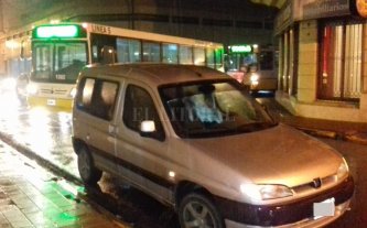 Estacionó mal y provocó un embotellamiento de 10 minutos en pleno centro Estacionó mal y provocó un embotellamiento de 10 minutos en pleno centro