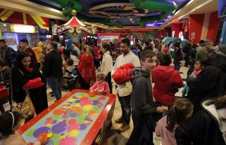 Con espacios cerrados llenos de gente por la lluvia terminan las vacaciones Con espacios cerrados llenos de gente por la lluvia terminan las vacaciones