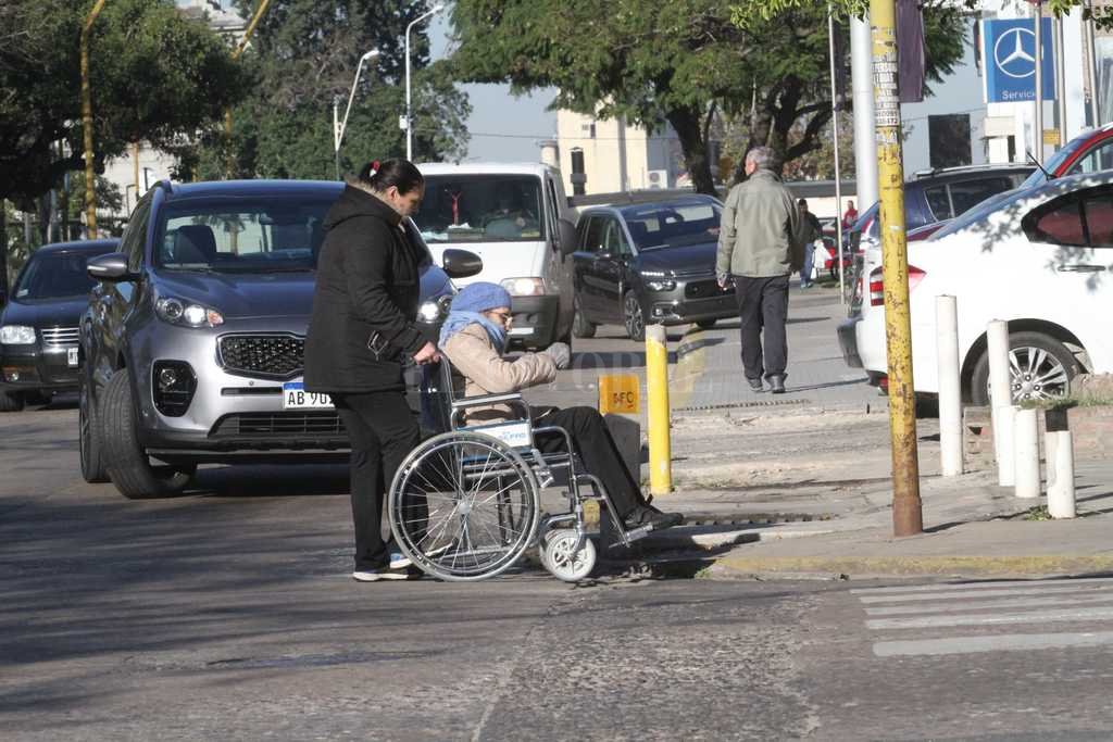 Encuesta del Indec El 10,2% de los argentinos tienen alguna discapacidad - Al dividir los resultados por regiones, Cuyo cuenta con el porcentaje más alto (28,7%) de personas con alguna discapacidad, mientras que la Pampeana (donde está incluida Santa Fe) tiene como porcentaje 24,1%, sólo por encima de la Patagonia (22,1%). El 10,2% de los argentinos tienen alguna discapacidad - Al dividir los resultados por regiones, Cuyo cuenta con el porcentaje más alto (28,7%) de personas con alguna discapacidad, mientras que la Pampeana (donde está incluida Santa Fe) tiene como porcentaje 24,1%, sólo por encima de la Patagonia (22,1%). -