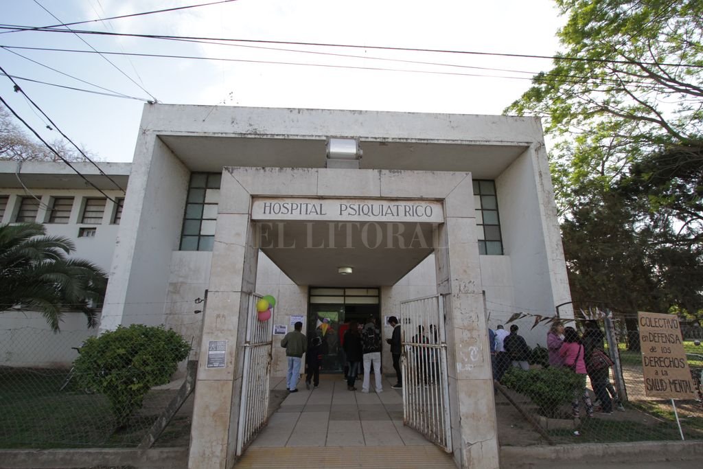 Reorganizan la salud pública en el norte de la ciudad El Mira y López tendrá un perfil más pediátrico con el nuevo Iturraspe - Mira y López. En el efector ya se atienden entre 130 y 150 consultas de pediatría por día (4.000 pacientes por mes), según la dirección del hospital. En la guardia se asiste a 500 pacientes por mes. El Mira y López tendrá un perfil más pediátrico con el nuevo Iturraspe - Mira y López. En el efector ya se atienden entre 130 y 150 consultas de pediatría por día (4.000 pacientes por mes), según la dirección del hospital. En la guardia se asiste a 500 pacientes por mes. -