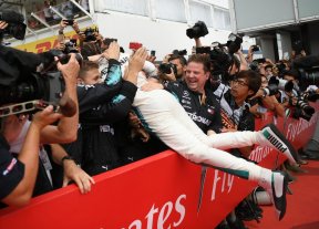 Hamilton gana alocada carrera en Alemania y sube a la cima del torneo Hamilton gana alocada carrera en Alemania y sube a la cima del torneo