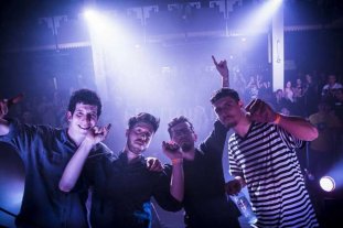 El viernes, en ATE Casa España Tributo a "los Beatles argentinos" - El grupo elige primero si van a recrear una versión de estudio o de concierto, estudian las canciones por separado, setean el equipamiento para alcanzar el sonido, y sobre eso ensayan mucho. Tributo a "los Beatles argentinos" - El grupo elige primero si van a recrear una versión de estudio o de concierto, estudian las canciones por separado, setean el equipamiento para alcanzar el sonido, y sobre eso ensayan mucho.