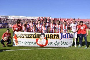Tenía 12 años Julia no superó el segundo trasplante de corazón - Emotivo momento fue el sábado, cuando el equipo de Unión acompañó a Julia con una bandera. Julia no superó el segundo trasplante de corazón - Emotivo momento fue el sábado, cuando el equipo de Unión acompañó a Julia con una bandera.