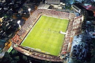 Pensando en la próxima Copa Sudamericana El 28 viene Conmebol a inspeccionar el 15 de Abril - ¿Le pusieron otro "89"? El Litoral accedió a un dato estadístico que pocos conocen: el estadio rojiblanco venía apareciendo en los registros de la Municipalidad de Santa Fe con una capacidad final y total de 26.000 espectadores. Sin embargo, en los últimos tiempos y de manera sorpresiva, el estadio tatengue apareció habilitado con otro número: 26.089 espectadores, como si se hubieran "agregado" de golpe unas 89 plateas. ¿Registro real o avivada futbolera? El 28 viene Conmebol a inspeccionar el 15 de Abril - ¿Le pusieron otro "89"? El Litoral accedió a un dato estadístico que pocos conocen: el estadio rojiblanco venía apareciendo en los registros de la Municipalidad de Santa Fe con una capacidad final y total de 26.000 espectadores. Sin embargo, en los últimos tiempos y de manera sorpresiva, el estadio tatengue apareció habilitado con otro número: 26.089 espectadores, como si se hubieran "agregado" de golpe unas 89 plateas. ¿Registro real o avivada futbolera?