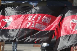 Gran expectativa para el partido copero Hasta el alma del "Ploto" estará en el Cementerio - ¡Gracias a Fritzler! Primero fue la remera y ahora salió la bandera. En tiempos de crisis, los muchachos vieron la manera de ganarse el mango y ya se puede comprar el trapo que reza "Yo te vi ganar en el Morumbí". Es impresionante la expectativa que hay en el Mundo Colón. Hasta el alma del "Ploto" estará en el Cementerio - ¡Gracias a Fritzler! Primero fue la remera y ahora salió la bandera. En tiempos de crisis, los muchachos vieron la manera de ganarse el mango y ya se puede comprar el trapo que reza "Yo te vi ganar en el Morumbí". Es impresionante la expectativa que hay en el Mundo Colón.