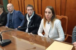 Tribunales Condenan a 32 años de prisión al matador de Lucas Ayala - La fiscal Cristina Ferraro (en la foto junto a los abogados querellantes del Centro de Asistencia Judicial) manifestó su conformidad con la sentencia. Condenan a 32 años de prisión al matador de Lucas Ayala - La fiscal Cristina Ferraro (en la foto junto a los abogados querellantes del Centro de Asistencia Judicial) manifestó su conformidad con la sentencia.