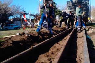 La formación llevaba soja a Rosario Las hipótesis: por qué tres trenes descarrilaron en sólo 72 horas - La cuadrilla del Belgrano Cargas primero tiene que alinear la vía —que se desplazó por el descarrilamiento— con la trocha y luego volver a "encarrilar" el tren. Las hipótesis: por qué tres trenes descarrilaron en sólo 72 horas - La cuadrilla del Belgrano Cargas primero tiene que alinear la vía —que se desplazó por el descarrilamiento— con la trocha y luego volver a "encarrilar" el tren.
