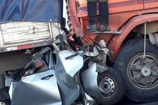 Tragedia en Jujuy Impactante accidente: un auto quedó aplastado entre dos camiones - Impactante accidente: un auto quedó aplastado entre dos camiones -