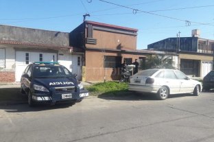 Sorpresa en el vecindario Aprendiz de narco cayó en Guadalupe Oeste - El operativo se concretó en una vivienda de Lavalle al 6800 (a metros de Av. Galicia). Comenzó a las 8 y terminó cerca de las 15. Aprendiz de narco cayó en Guadalupe Oeste - El operativo se concretó en una vivienda de Lavalle al 6800 (a metros de Av. Galicia). Comenzó a las 8 y terminó cerca de las 15.