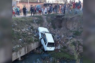 Fueron detenidos Dos adolescentes armados escaparon de un control y atropellaron a un policía en su huida - El Fiat Duna en el que huyeron los menores. Dos adolescentes armados escaparon de un control y atropellaron a un policía en su huida - El Fiat Duna en el que huyeron los menores.