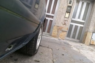 Violencia Balearon la casa y el auto de un custodio de Alejandra Rodenas - Es el ataque número 16 contra viviendas de jueces, funcionarios policiales, además de la Fiscalía y el Centro de Justicia Penal, todos vinculados al proceso judicial contra Los Monos. Balearon la casa y el auto de un custodio de Alejandra Rodenas - Es el ataque número 16 contra viviendas de jueces, funcionarios policiales, además de la Fiscalía y el Centro de Justicia Penal, todos vinculados al proceso judicial contra Los Monos.