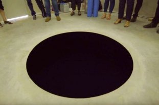 Pensó que el agujero negro estaba pintado Insólito: un hombre se cayó adentro de una obra de arte abstracto - la obra consiste en un foso negro de 2,5 metros de profundidad. Insólito: un hombre se cayó adentro de una obra de arte abstracto - la obra consiste en un foso negro de 2,5 metros de profundidad.