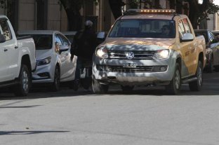 Procedimiento conjunto entre Municipio y Provincia Comenzaron a sacar a los "trapitos" en zonas de estacionamiento medido - Momento justo. Los tripulantes de la camioneta de la GSI dialogan con uno de los trapitos. Fue esta mañana, en el inicio de los procedimientos que buscan erradicar estas prácticas ilegales en zonas de estacionamiento medido. Comenzaron a sacar a los "trapitos" en zonas de estacionamiento medido - Momento justo. Los tripulantes de la camioneta de la GSI dialogan con uno de los trapitos. Fue esta mañana, en el inicio de los procedimientos que buscan erradicar estas prácticas ilegales en zonas de estacionamiento medido.