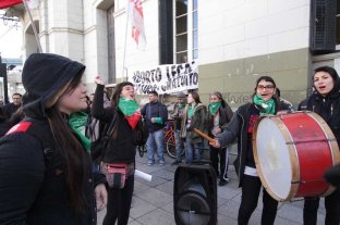 En el hospital Cullen Polémica por un aborto no realizado: "La madre corría un altísimo riesgo" - Protesta. Este martes, referentes de la Campaña Nacional por el Derecho al Aborto Legal, Seguro y Gratuito movilizaron su reclamo a las puertas del Ministerio de Salud. Polémica por un aborto no realizado: "La madre corría un altísimo riesgo" - Protesta. Este martes, referentes de la Campaña Nacional por el Derecho al Aborto Legal, Seguro y Gratuito movilizaron su reclamo a las puertas del Ministerio de Salud.