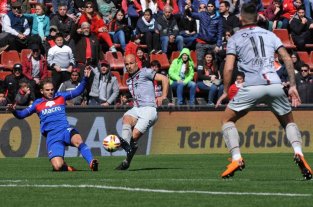 El 5 de Colón está descartado para viajar a Tucumán Fritzler es no el viernes y es "ni" para el clásico - De gris a oscuro... Matías Fritzler buscando el pase filtrado a Javier Correa en el mediodía del domingo, el día del entretenido 2-2 con Tigre. El primero que advirtió del tema fue el entrenador, que pidió tiempo para poder analizar los estudios que le iban a realizar al volante central. Luego, el informe final del ex Lanús y Huracán resultó complicado: afuera de Tucumán y casi afuera contra Unión. Fritzler es no el viernes y es "ni" para el clásico - De gris a oscuro... Matías Fritzler buscando el pase filtrado a Javier Correa en el mediodía del domingo, el día del entretenido 2-2 con Tigre. El primero que advirtió del tema fue el entrenador, que pidió tiempo para poder analizar los estudios que le iban a realizar al volante central. Luego, el informe final del ex Lanús y Huracán resultó complicado: afuera de Tucumán y casi afuera contra Unión.