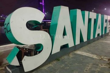 Vandalizaron las letras corpóreas "Santa Fe" ubicadas al pie del Puente Colgante Punto turístico