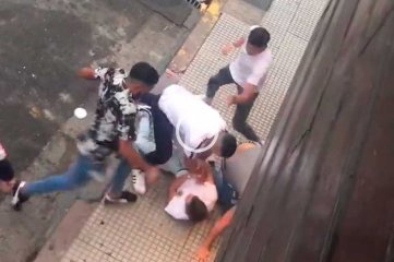 Video: brutal golpiza a la salida de un boliche porteño, le patearon la cabeza a un joven San Telmo