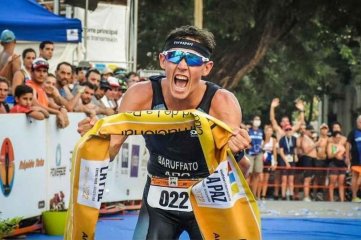 La historia del joven de tan sólo 19 años que logró ganar un triatlón internacional Resiliencia
