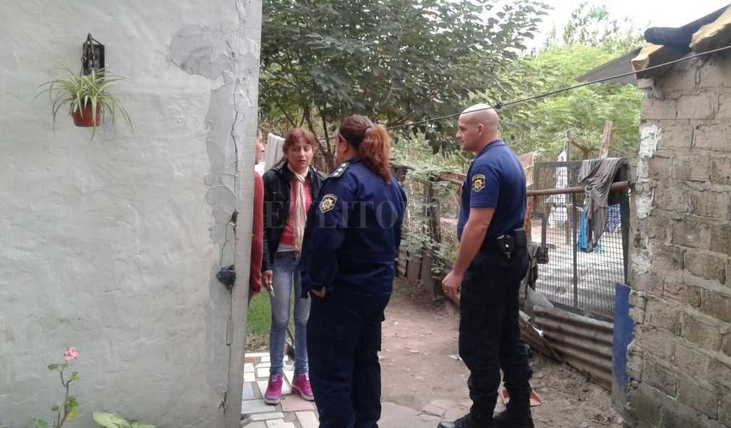 Esta mañana agentes policiales recabaron información del hecho entre los allegados a la mujer asesinada. Crédito: Danilo Chiapello