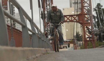 A 34 años de la caída del Puente Colgante, el ciclista sobreviviente volvió a cruzarlo