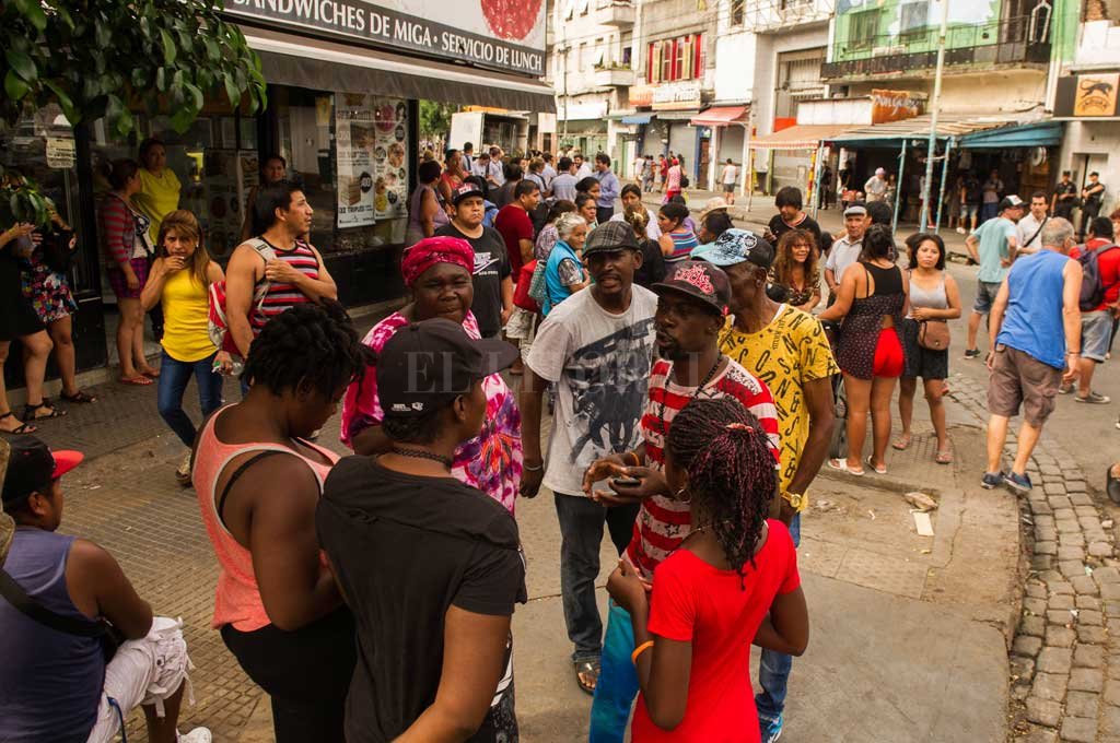 Desalojaron a 500 manteros en un barrio porteño : : El Desalojaron a 500 manteros en un barrio porteño : : El
