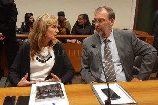 Por unanimidad Condenaron a 20 y 18 años de prisión a los asesinos de Melani Gorondon - Ana Laura Gioria, fiscal que representó al MPA, y Jorge Nessier, uno de los fiscales que investigó el caso. Condenaron a 20 y 18 años de prisión a los asesinos de Melani Gorondon - Ana Laura Gioria, fiscal que representó al MPA, y Jorge Nessier, uno de los fiscales que investigó el caso.