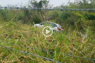 Este domingo por la tarde Video: así desbarrancó el auto en la RN 168 - Video: así desbarrancó el auto en la RN 168 -