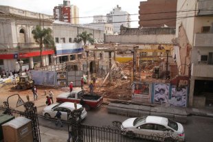 En La Rioja y San Martín De la Casa Tons, apenas queda el esqueleto - Demolida. En la esquina de la Rioja y San Martín sólo quedan escombros. De la Casa Tons, apenas queda el esqueleto - Demolida. En la esquina de la Rioja y San Martín sólo quedan escombros.