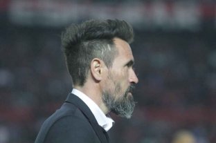 El viernes Godoy Cruz, el miércoles 26 la Copa Sin Alan, "el Barba" ya piensa en resucitar - En vos confío. El vicepresidente Horacio Darrás, mano derecha de Vignatti y hombre fuerte en el rubro fútbol profesional sabalero al lado del cuerpo técnico y plantel, apareció hoy temprano en el predio para hablar con Eduardo Domínguez y con los jugadores. "El Barba" (foto) agradeció el gesto en un momento complicado: no gana en la Superliga y quedó afuera de la Copa Argentina. Sin Alan, "el Barba" ya piensa en resucitar - En vos confío. El vicepresidente Horacio Darrás, mano derecha de Vignatti y hombre fuerte en el rubro fútbol profesional sabalero al lado del cuerpo técnico y plantel, apareció hoy temprano en el predio para hablar con Eduardo Domínguez y con los jugadores. "El Barba" (foto) agradeció el gesto en un momento complicado: no gana en la Superliga y quedó afuera de la Copa Argentina.