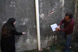 Barrio Sargento Cabral Se le rajó la casa y culpa a la EPE - Preocupados. Los dueños de casa muestran la rajadura en la medianera; en la mano tiene una foto de cuando había comenzado a rajarse, para mostrar cómo creció. Se le rajó la casa y culpa a la EPE - Preocupados. Los dueños de casa muestran la rajadura en la medianera; en la mano tiene una foto de cuando había comenzado a rajarse, para mostrar cómo creció.
