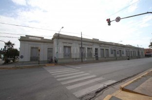 La institución educativa más emblemática de Santo Tomé La escuela Juan de Garay celebrará su 150 aniversario - Imponente. El edificio de la escuela Nº 15 "Juan de Garay" se encuentra ubicado sobre calle Sarmiento, entre 25 de Mayo y Centenario. Indudablemente su pintoresca presencia no pasa inadvertida. La escuela Juan de Garay celebrará su 150 aniversario - Imponente. El edificio de la escuela Nº 15 "Juan de Garay" se encuentra ubicado sobre calle Sarmiento, entre 25 de Mayo y Centenario. Indudablemente su pintoresca presencia no pasa inadvertida.