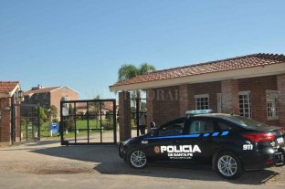 Salvo Correa, que se recupera de una lesión Colón no puede guardarse nada para la Sudamericana - El plantel, bajo custodia. Este martes por la mañana, el plantel de Colón se entrenó con custodia policial luego de la "visita" de algunos barras para solicitarles dinero para viajar a Colombia. Si bien algunos trataron de "maquillarlo" señalando que fue en buenos términos, la charla de ayer significó ni más ni menos que un "apriete" a los jugadores. Los encargados de la Seguridad no fueron informados, pero luego de los hechos acontecidos el lunes, concurrieron con móviles policiales al predio sabalero. Según versiones, Correa y Ortiz fueron los que dialogaron con los barras. La metodología fue similar a la que ya emplearon en ocasión de los encuentros con Zamora y San Pablo, como así también para viajar a Rusia. Se extremarán medidas para el encuentro del viernes. Colón no puede guardarse nada para la Sudamericana - El plantel, bajo custodia. Este martes por la mañana, el plantel de Colón se entrenó con custodia policial luego de la "visita" de algunos barras para solicitarles dinero para viajar a Colombia. Si bien algunos trataron de "maquillarlo" señalando que fue en buenos términos, la charla de ayer significó ni más ni menos que un "apriete" a los jugadores. Los encargados de la Seguridad no fueron informados, pero luego de los hechos acontecidos el lunes, concurrieron con móviles policiales al predio sabalero. Según versiones, Correa y Ortiz fueron los que dialogaron con los barras. La metodología fue similar a la que ya emplearon en ocasión de los encuentros con Zamora y San Pablo, como así también para viajar a Rusia. Se extremarán medidas para el encuentro del viernes.