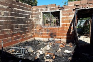Noche feroz en Alto Verde Dos casas quemadas... dos familias en la calle - Los agresores se valieron de bidones con nafta para iniciar los siniestros Dos casas quemadas... dos familias en la calle - Los agresores se valieron de bidones con nafta para iniciar los siniestros