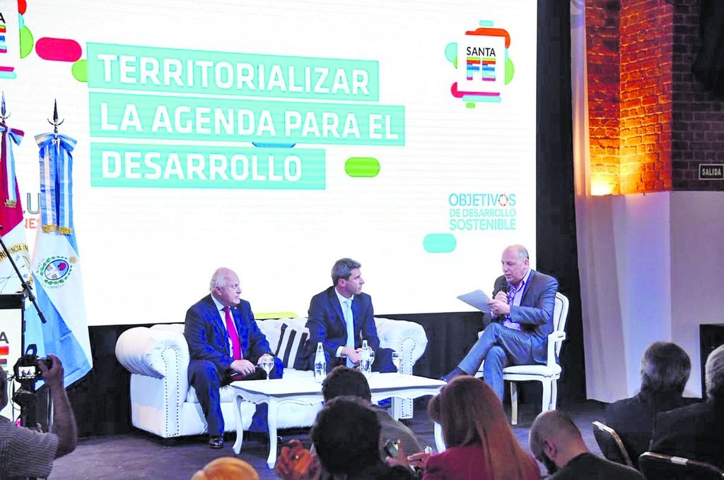 Santa Fe y San Juan, unidas en políticas de sustentabilidad El gobernador de San Juan visitó nuestra provincia en un evento internacional - “Estamos desarrollando una actividad con invitados de distintos lugares para discutir los objetivos del milenio. Objetivos de desarrollo fijados por Naciones Unidas para cumplir en 2030”, comentó el mandatario santafesino. El gobernador de San Juan visitó nuestra provincia en un evento internacional - “Estamos desarrollando una actividad con invitados de distintos lugares para discutir los objetivos del milenio. Objetivos de desarrollo fijados por Naciones Unidas para cumplir en 2030”, comentó el mandatario santafesino. -