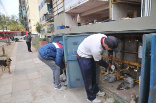 A 20 días del corte Unas 1.000 personas de barrio El Pozo continúan sin gas - Operarios en plena tarea. Luego de los arreglos, los vecinos deben esperar un tiempo considerable para la verificación de los mismos, porqué Litoral Gas no tiene suficientes supervisores. Unas 1.000 personas de barrio El Pozo continúan sin gas - Operarios en plena tarea. Luego de los arreglos, los vecinos deben esperar un tiempo considerable para la verificación de los mismos, porqué Litoral Gas no tiene suficientes supervisores.