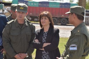 Anuncios de la ministra de Seguridad en Venado Tuerto Mayor jerarquía para fuerzas nacionales y "devolución" del dinero robado en Diego de Alvear - La funcionaria nacional recorrió la base operativa de los gendarmes, en Ruta 8, kilómetro 364. Allí anticipó que solicitará al gobernador Lifschitz que ceda las instalaciones de la Policía de Seguridad Vial para albergar a la nueva "ala" de los gendarmes. Mayor jerarquía para fuerzas nacionales y "devolución" del dinero robado en Diego de Alvear - La funcionaria nacional recorrió la base operativa de los gendarmes, en Ruta 8, kilómetro 364. Allí anticipó que solicitará al gobernador Lifschitz que ceda las instalaciones de la Policía de Seguridad Vial para albergar a la nueva "ala" de los gendarmes.