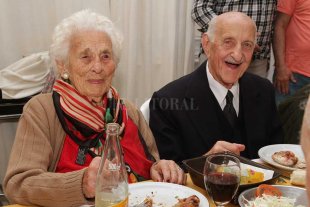 Un matrimonio singular en la capital provincial: ella y él son centenarios Un santafesino cumplió cien años e igualó la edad de su esposa - AHORA LE TOCÓ A ÉL. El 15 de septiembre, Ricardo Gioielli cumplió cien años de vida. Lo celebró con una fiesta en el club El Quillá. Un santafesino cumplió cien años e igualó la edad de su esposa - AHORA LE TOCÓ A ÉL. El 15 de septiembre, Ricardo Gioielli cumplió cien años de vida. Lo celebró con una fiesta en el club El Quillá.