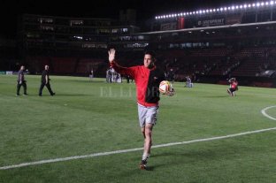 Colón jugó a otro ritmo Pasó del "minué" al "rock" - Se llevó la pelota. Heredia metió tres goles y se quedó con el balón de la noche; una tradición que se realiza en el mundo fútbol. Pasó del "minué" al "rock" - Se llevó la pelota. Heredia metió tres goles y se quedó con el balón de la noche; una tradición que se realiza en el mundo fútbol.