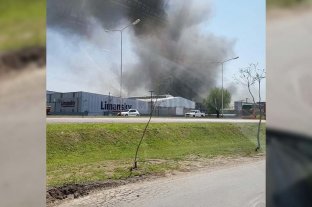 Se investigan las causas Rafaela: incendio en una fábrica de colchones - Rafaela: incendio en una fábrica de colchones -