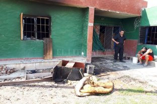 Santo Tomé Un niño de 9 años murió tras el incendio en una vivienda - La vivienda quedó con custodia policial hasta tanto se terminen de realizar los peritajes. Un niño de 9 años murió tras el incendio en una vivienda - La vivienda quedó con custodia policial hasta tanto se terminen de realizar los peritajes.