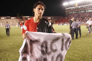 En la antesala de este Junior - Colón que apasiona Giovanni, el nombre en común y la increíble historia de Comesaña - Giovanni Hernández se retira del campo de juego con un trapo alusivo, una noche en la que Colón apabulló a Banfield, ganándole por 3 a 0. Giovanni, el nombre en común y la increíble historia de Comesaña - Giovanni Hernández se retira del campo de juego con un trapo alusivo, una noche en la que Colón apabulló a Banfield, ganándole por 3 a 0.