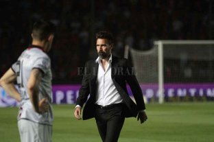 El único gran dilema de Eduardo Domínguez "Ser o no ser" con la imagen de Alan Ruiz - Eduardo Domínguez acertó con el equipo que eligió y el planteo que adoptó el viernes pasado ante Godoy Cruz y parece que lo va a repetir en Barranquilla. "Ser o no ser" con la imagen de Alan Ruiz - Eduardo Domínguez acertó con el equipo que eligió y el planteo que adoptó el viernes pasado ante Godoy Cruz y parece que lo va a repetir en Barranquilla.