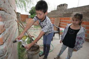 Disconformes Vecinos de B° Los Troncos se quejan por el nuevo servicio de agua potable - Quejas. Los vecinos están molestos por el gusto del agua, que deja sarro en las ollas y pavas, y les ha generado inconvenientes en la salud. Vecinos de B° Los Troncos se quejan por el nuevo servicio de agua potable - Quejas. Los vecinos están molestos por el gusto del agua, que deja sarro en las ollas y pavas, y les ha generado inconvenientes en la salud.
