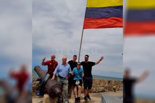 Los hinchas sabaleros siguen escribiendo historias de pasión... No serán los 5.000 del Morumbí pero Colón llega bien custodiado - Patricio Fleming, vicepresidente sabalero, posando con los hijos de José Alonso y otros hinchas rojinegros en la bella Cartagena. No serán los 5.000 del Morumbí pero Colón llega bien custodiado - Patricio Fleming, vicepresidente sabalero, posando con los hijos de José Alonso y otros hinchas rojinegros en la bella Cartagena.