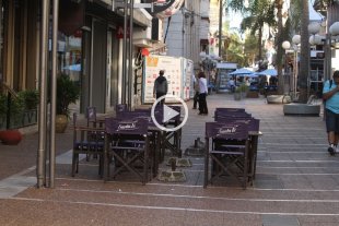 Paro general A pesar del paro, la mayoría de los comercios de la peatonal abrió sus puertas - A pesar del paro, la mayoría de los comercios de la peatonal abrió sus puertas -