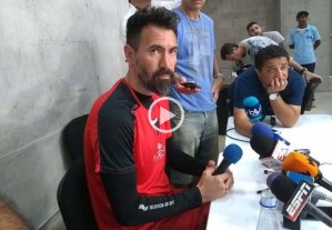 Eduardo Domínguez habló de jugar un partido "inteligente"... No hay pistas de los 11 - Eduardo Domínguez en la sala de conferencias del estadio Romelio Martínez, donde Colón hizo su último trabajo antes del gran partido de esta noche en el Metropolitano que lleva el nombre de uno de los grandes jugadores que tuvo Junior en su historia: Roberto Meléndez. No hay pistas de los 11 - Eduardo Domínguez en la sala de conferencias del estadio Romelio Martínez, donde Colón hizo su último trabajo antes del gran partido de esta noche en el Metropolitano que lleva el nombre de uno de los grandes jugadores que tuvo Junior en su historia: Roberto Meléndez.