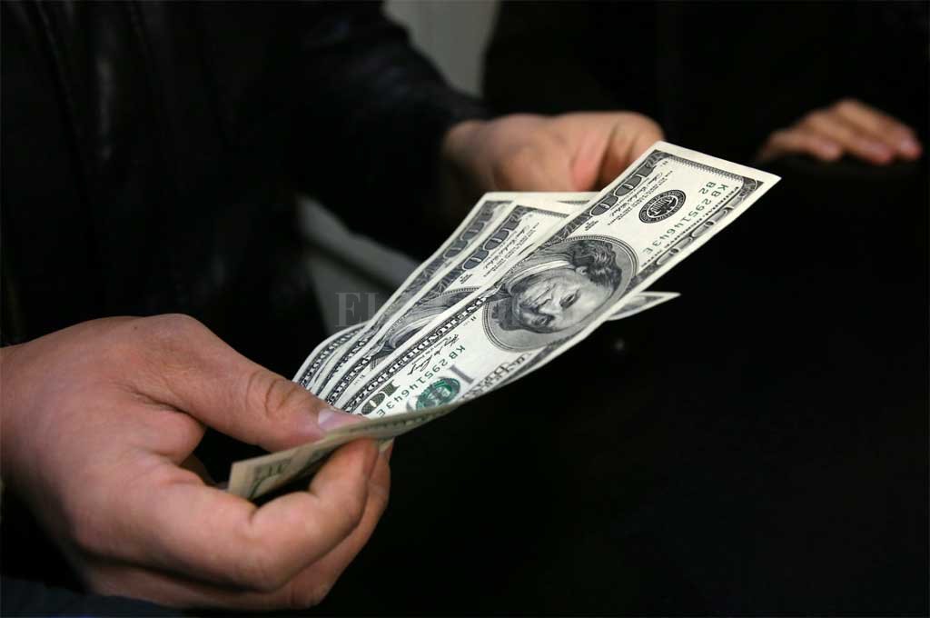 El dólar bajó 4% en el debut de las bandas cambiarias