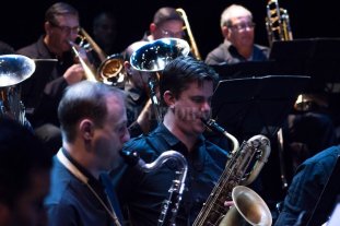 Aula Ciudad Conciertos didácticos de la Banda Sinfónica y el Coro Municipal - El punto de partida de cada concierto es la presentación del grupo orgánico de la Banda Sinfónica Municipal, estableciendo las diferencias con otras agrupaciones. Conciertos didácticos de la Banda Sinfónica y el Coro Municipal - El punto de partida de cada concierto es la presentación del grupo orgánico de la Banda Sinfónica Municipal, estableciendo las diferencias con otras agrupaciones.