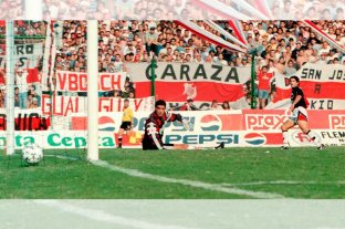 Choques inolvidables en los 70 y el 5 a 1 estruendoso del 97 Cuando Colón y River se "mataban" a goles - Marcelo Saralegui marca uno de los tres goles de su cosecha, en el 5 a 1 inolvidable para el equipo que dirigía Francisco Ferraro. Una actuación descollante de Colón aquella tarde en el Brigadier López. Cuando Colón y River se "mataban" a goles - Marcelo Saralegui marca uno de los tres goles de su cosecha, en el 5 a 1 inolvidable para el equipo que dirigía Francisco Ferraro. Una actuación descollante de Colón aquella tarde en el Brigadier López.